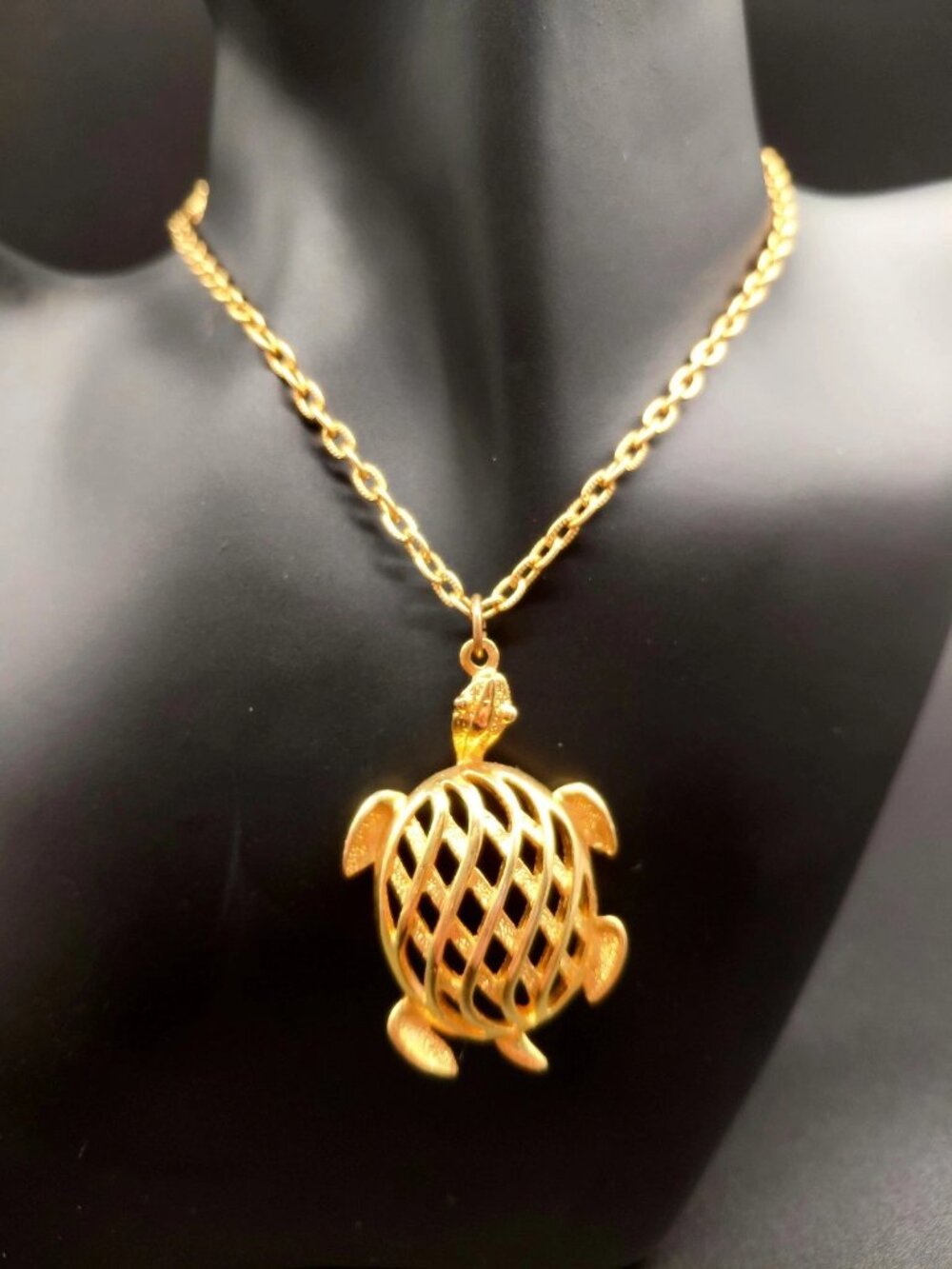 18" Gold Tone Turtle Pendant Necklace Lattice Shell Costume Fashion Jewelry